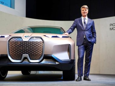 Harald Kruger stands next to the autonomous Vision iNext, Source: BMW