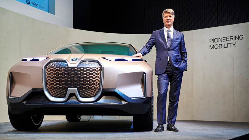 Harald Kruger stands next to the autonomous Vision iNext, Source: BMW