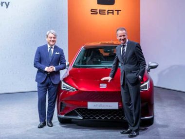 Volkswagen AG CEO Dr. Herbert Diess and SEAT CEO Luca de Meo next to the SEAT el-Born. Source: Seat.
