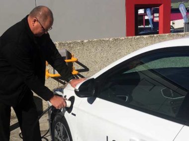 RACT GM Mobility Services, Darren Moody demonstrates charging an EV. Source: Twitter/RACT