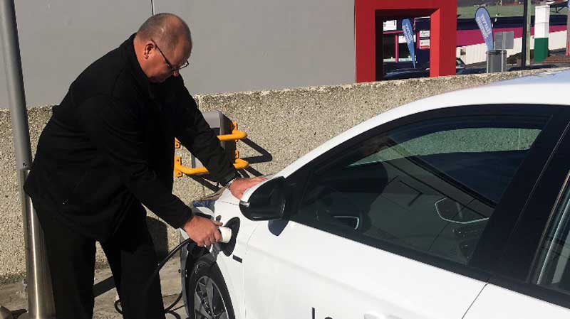 RACT GM Mobility Services, Darren Moody demonstrates charging an EV. Source: Twitter/RACT