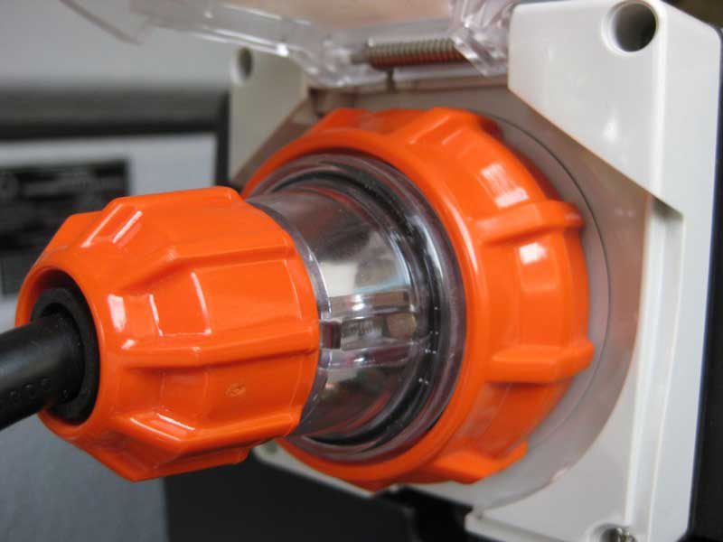 Fig. 3: screwed 3 pin 15A plug connected to outlet in Fig. 2