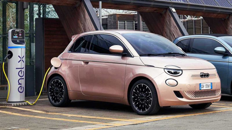 Městský elektromobil Fiat 500 3+1; Fiat plánuje dostupnější EV pod 600 tis. Kč