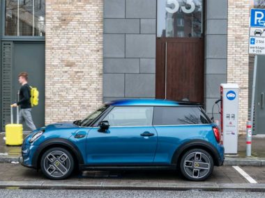 New Mini electric hatch with multi-tone roof. Source: BMW