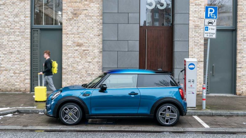 New Mini electric hatch with multi-tone roof. Source: BMW