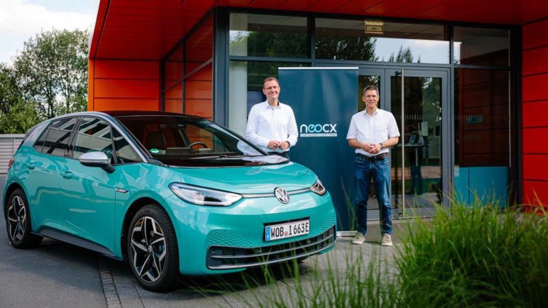 Rocco Deutschmann, CEO TraceTronic Group, and Axel Heinrich, Volkswagen Head of Electronics Development, at the neocx foundation ceremony in Dresden.