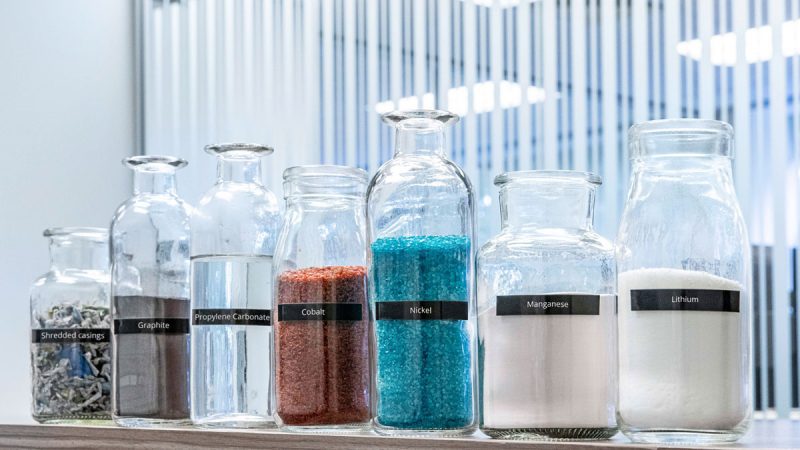 Mercedes-Benz is starting to build its own battery recycling plant in Germany. The process design of the patented hydrometallurgy with recovery rates of more than 96 percent is expected to allow a holistic circular economy of battery materials. The recovered materials will be fed back into the recycling loop. Source: Mercedes-Benz