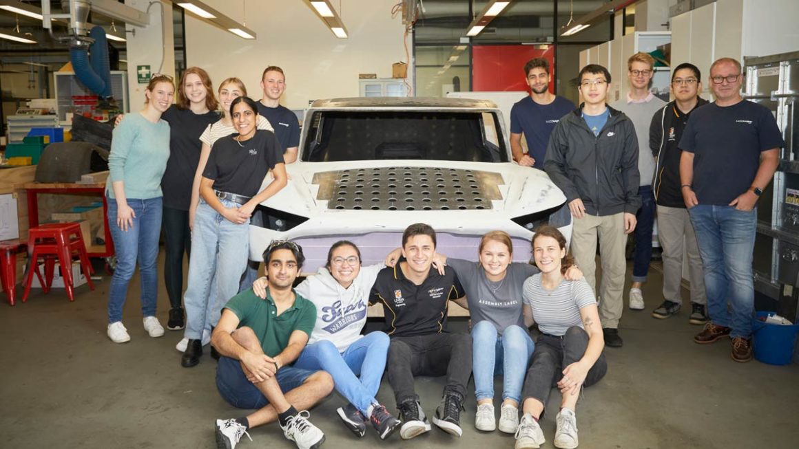 Členové studentského týmu UNSW Sydney, kteří navrhli, postavili a vyvinuli solární auto Sunswift 7.  Foto: UNSW Sydney / Richard Freeman; Studenti překonali rekord ve voze na solární pohon