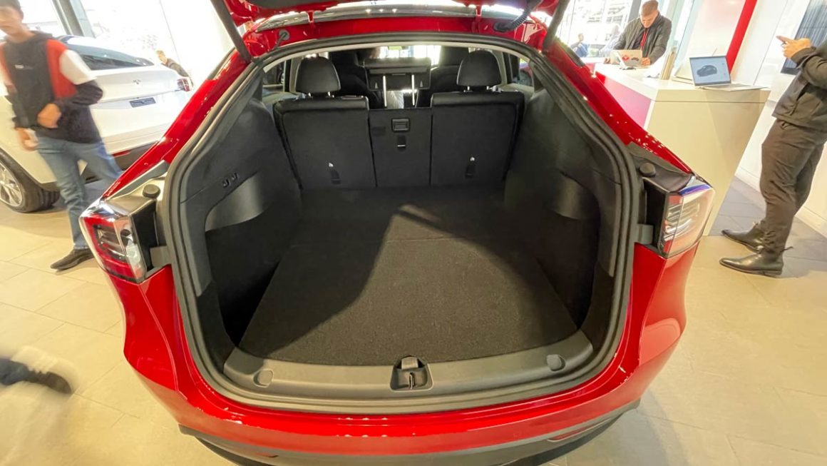 Tesla Model Y - das 2-Meter Kofferraumwunder - 2 meter trunk miracle  #shorts 