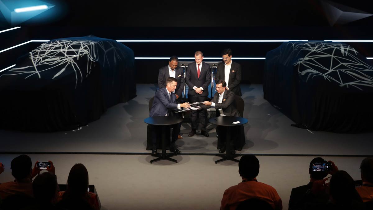 Thomas Schmall and Rajesh Jejurikar (foreground) at the signing. Source: VW