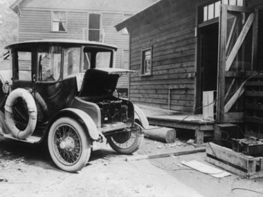 Detroit Electric car charging. Public domain image, Cress-Dale Photo Co., Seattle. Source: Wikicommons