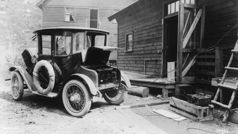 Detroit Electric car charging. Public domain image, Cress-Dale Photo Co., Seattle. Source: Wikicommons