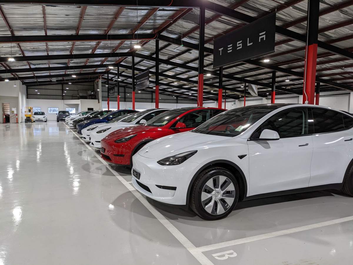 Zaparkovaná vozidla Tesla Mulgrave z listopadu 2022