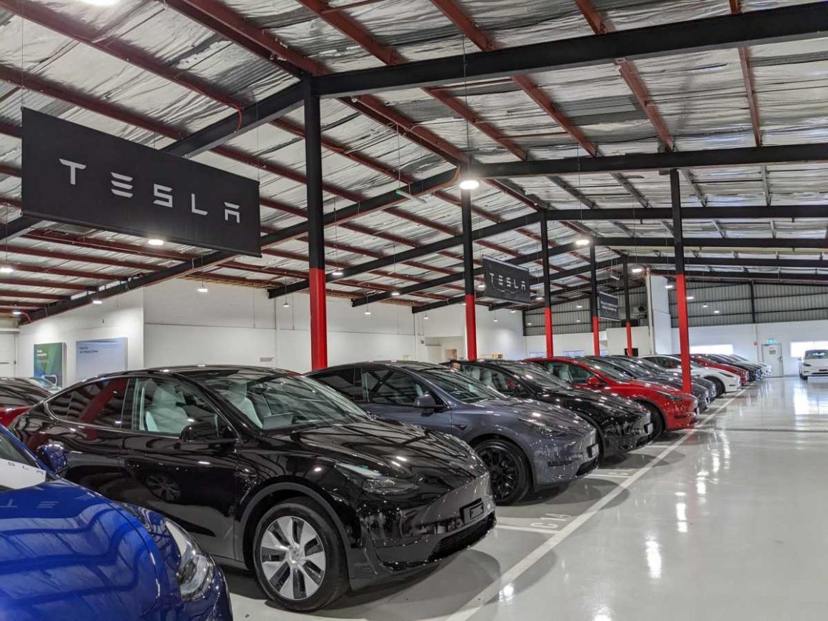 Tesla Mulgrave Nov 2022 Gefierer geparkt schwaarz