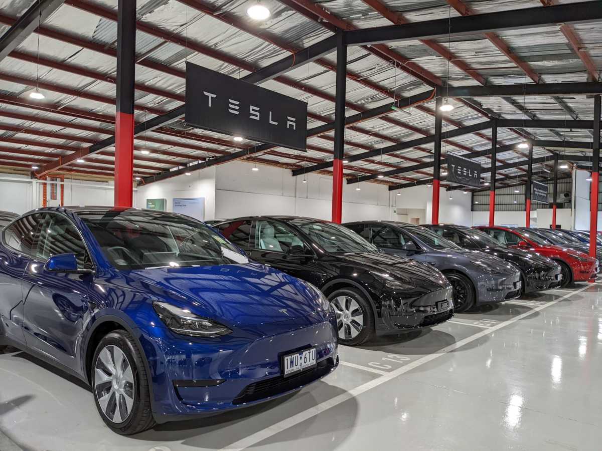 Tesla Mulgrave Nov 2022 Vehicles Parked Blue