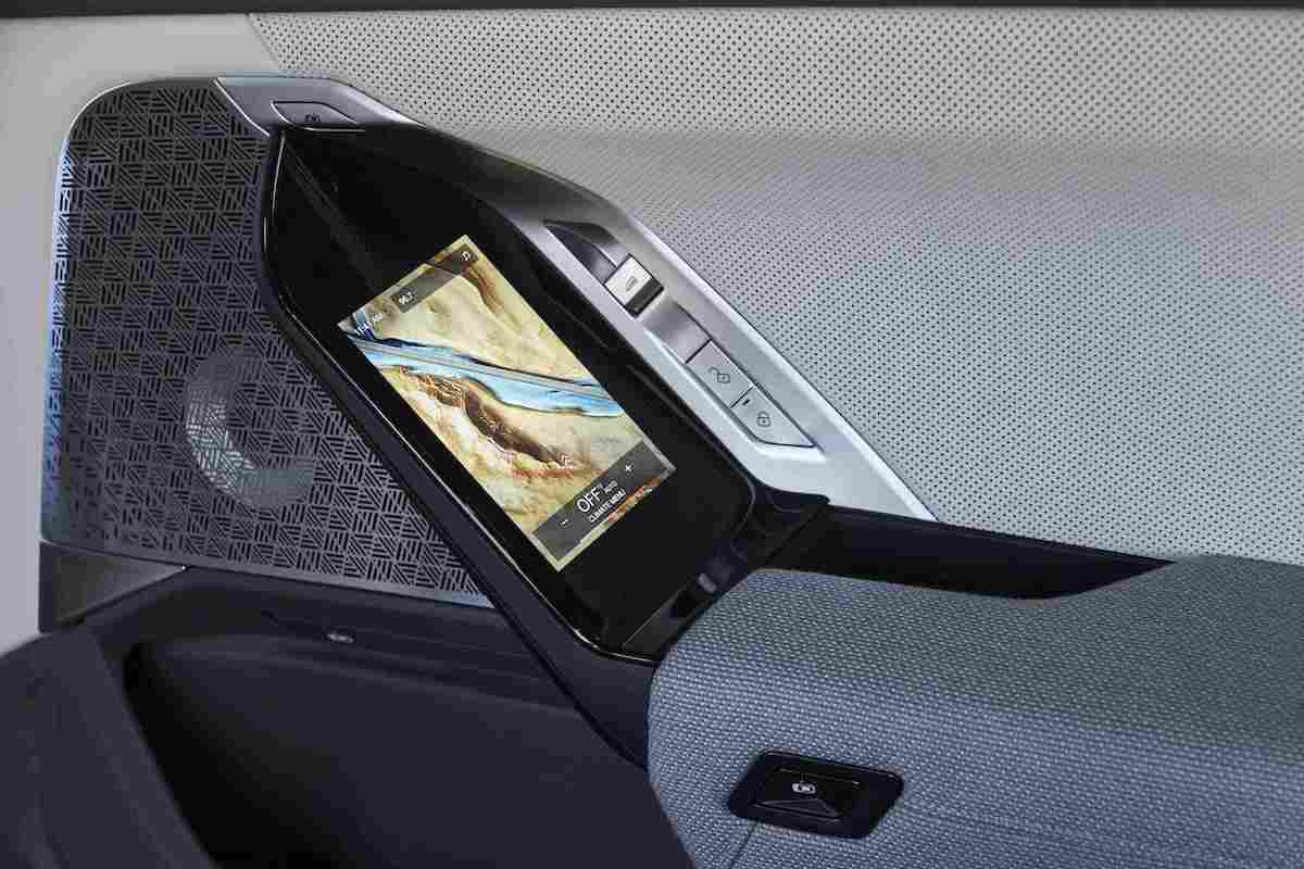 BMW I7 Review 06 BMW I7 rear door screen
