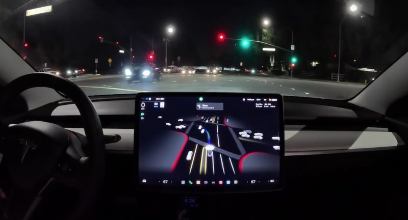 Tesla FSD odbočuje vlevo přes křižovatku