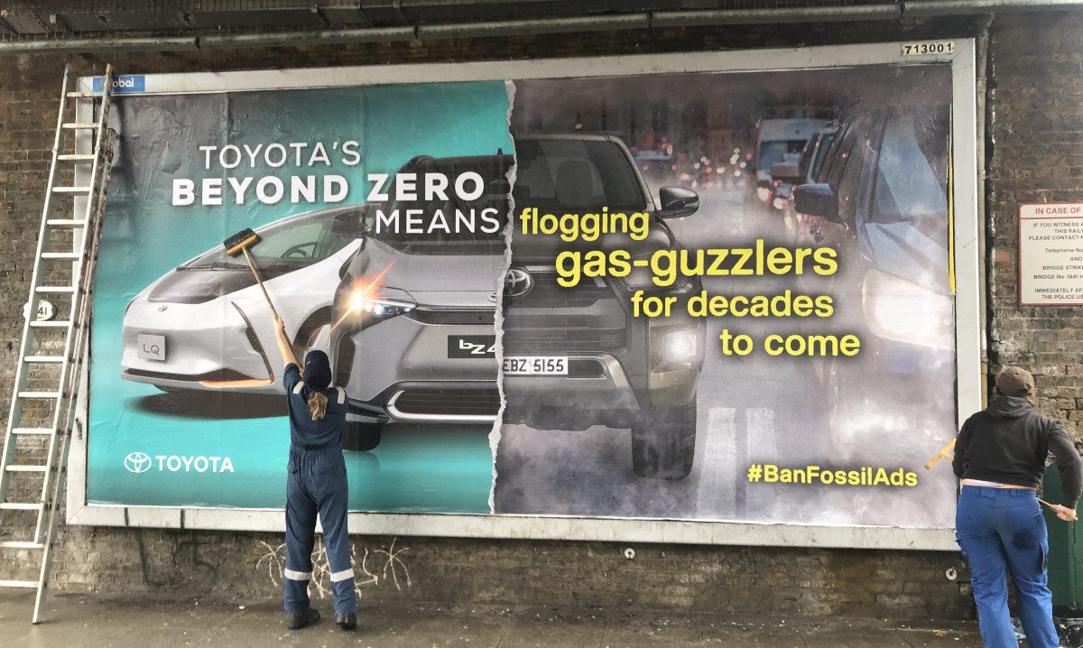 Valla publicitaria pirateada que expone el lavado verde de Toyota