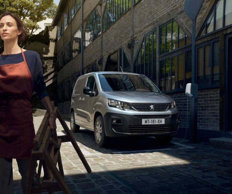 Peugeot e-Partner Delivery Front Charging
