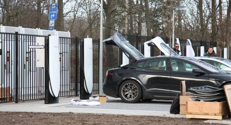 Tesla V4 Supercharger Netherlands fritsvansens Twitter
