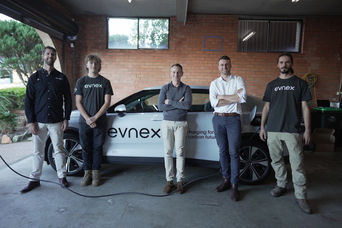 Tým Evnex při první instalaci nabíječky E6 v Sydney