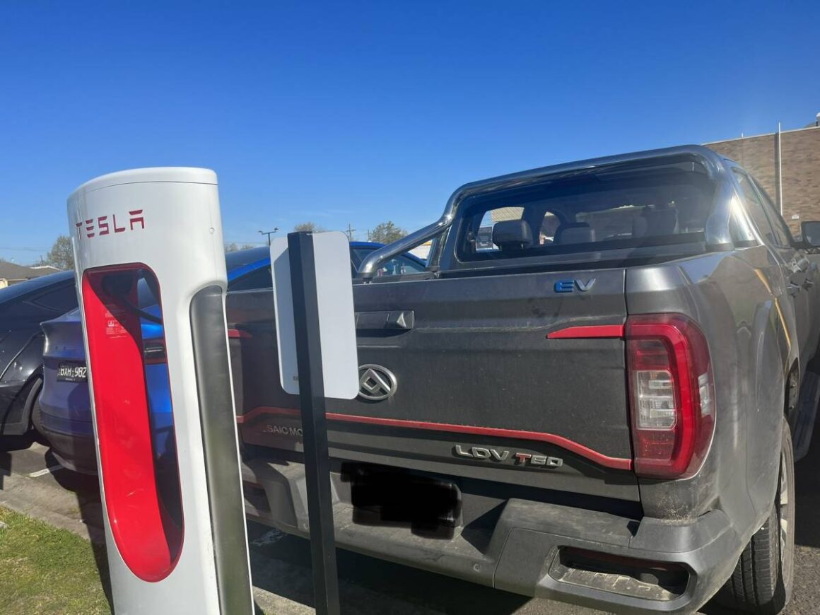 LDV Electric Ute chargeant le Supercharger Tesla RP septembre 2023
