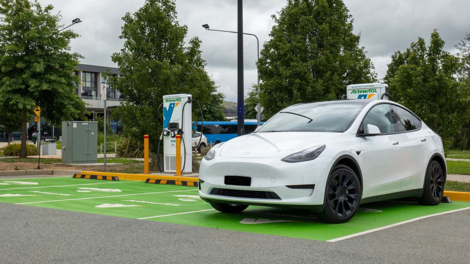 Another four, publicly funded EV fast charging bays added in Canberra