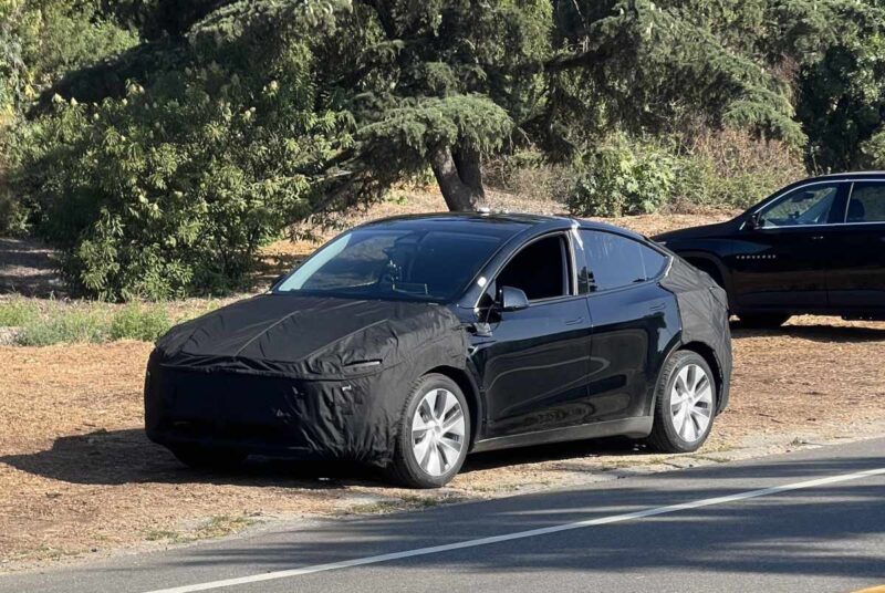 Tesla Model Y refresh spotted. Image: JacklJack via Reddit